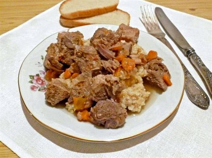 Тушкована свинина з цибулею та морквою м'яса з'явиться рум'яна скоринка